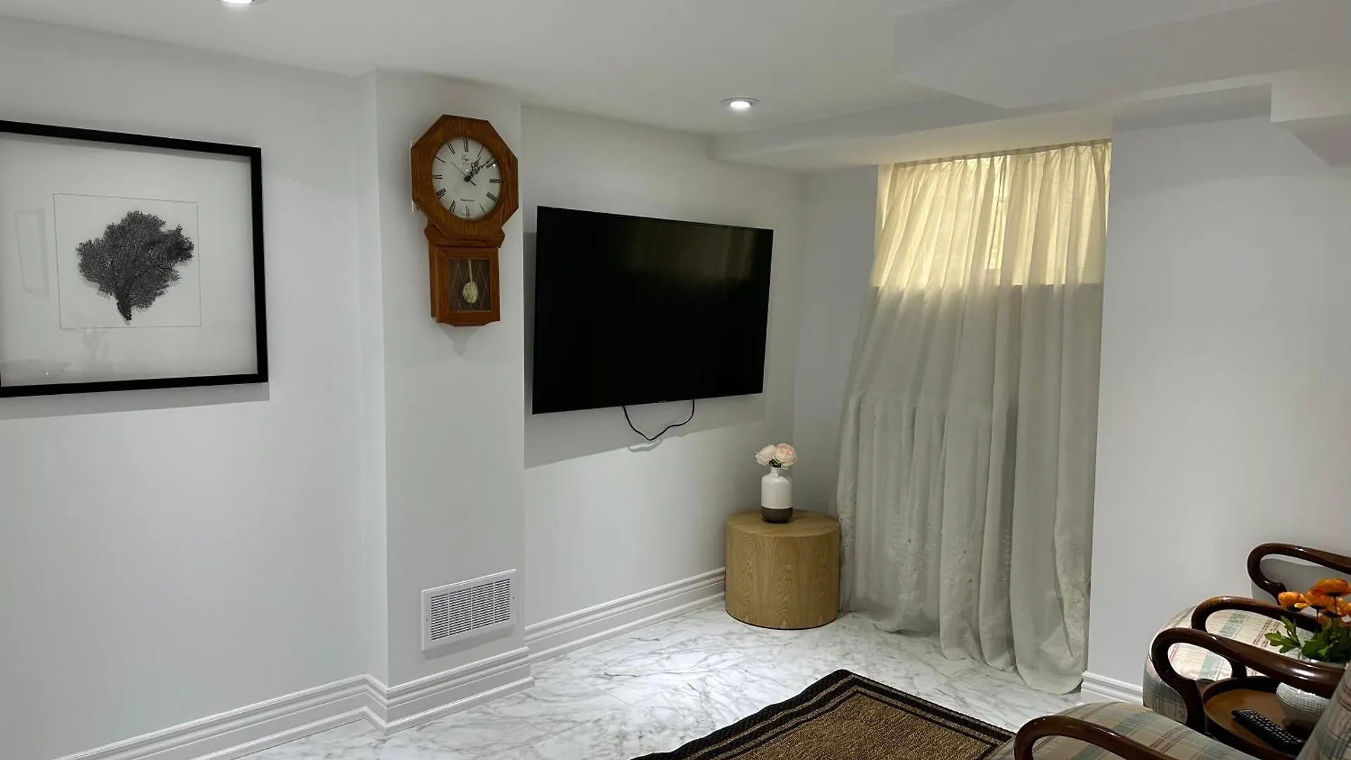 Double Bedroom On Up Or 3 Bedrooms In Basement Near Eglinton Subway Station Toronto 0*,