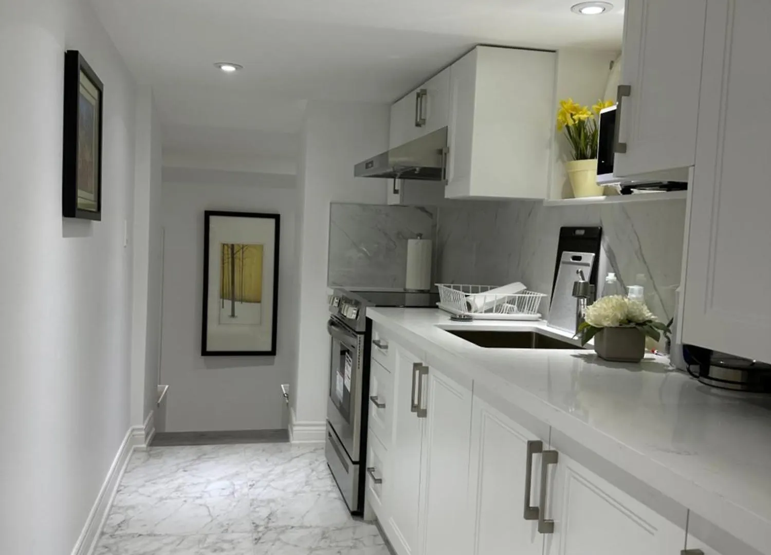 Double Bedroom On Up Or 3 Bedrooms In Basement Near Eglinton Subway Station Toronto Guest house